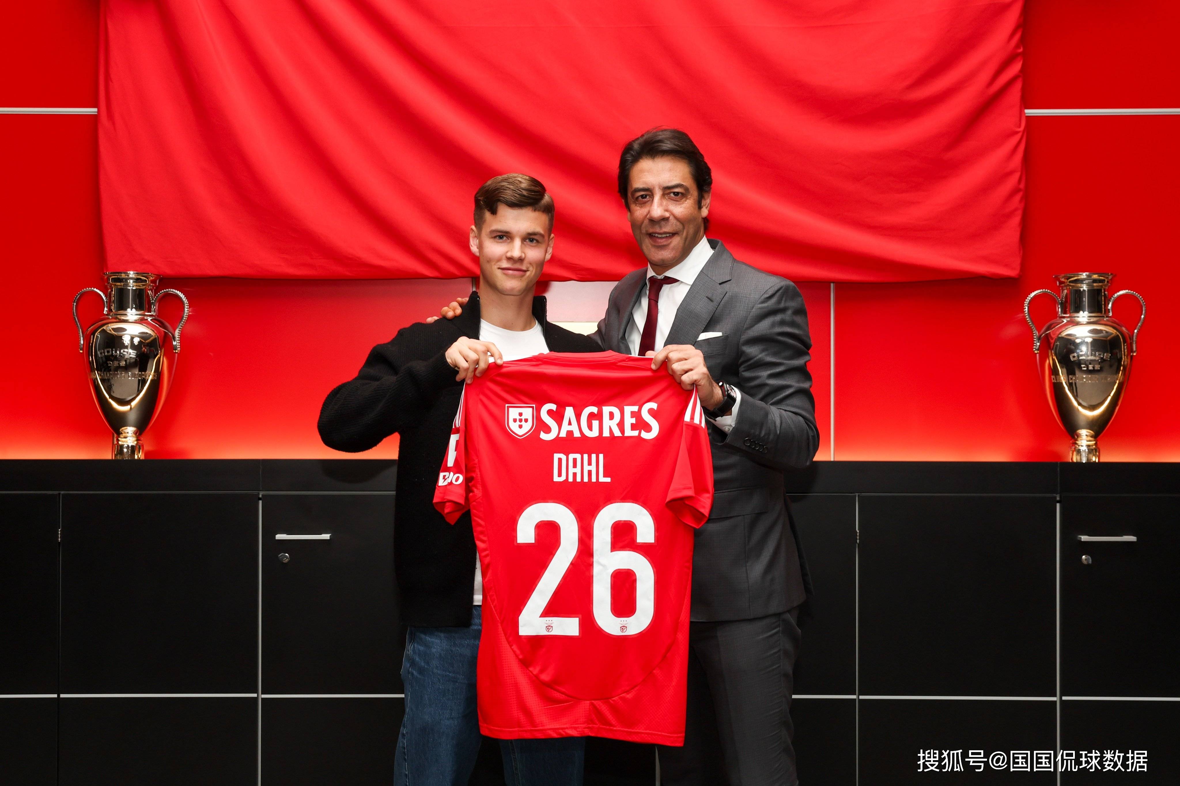 关于AC米兰扳平良机备战社区盾今夜国际米兰备战亚冠，现场解说直呼：今夜本菲卡备战英超的信息