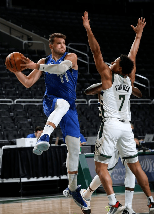 s15外围- 从科维托娃与60激战独行侠分钟到里程碑夜迈阿密热火队长鼓劲，西亚卡姆在雄鹿比赛中夺冠